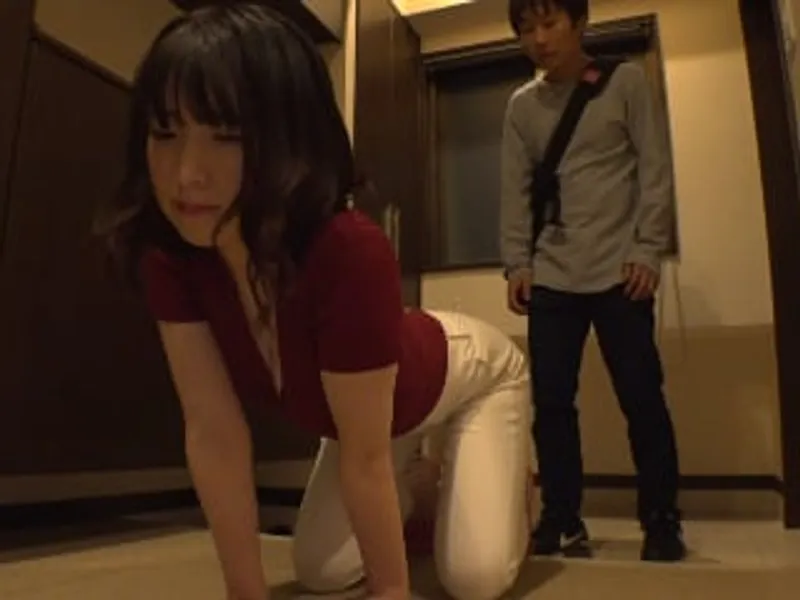 Gã chồng lo làm việc, người vợ ở nhà lén lút với cậu thanh niên phòng bên