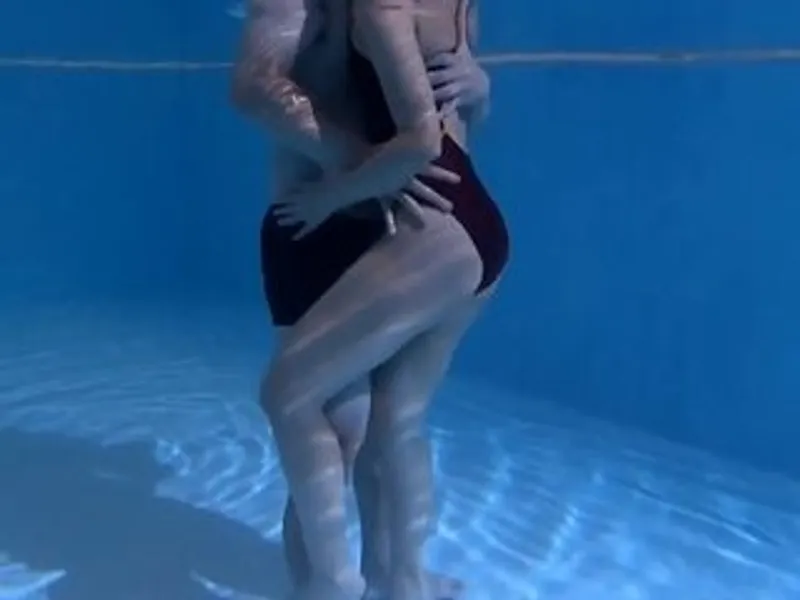 ông xã lạnh nhạt, vợ yêu vụng trộm với hlv dạy bơi