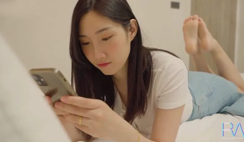 Xinh đẹp nhưng vẫn bị chồng địt nhau, bà xã buồn tình cho anh giao hàng làm tình luôn